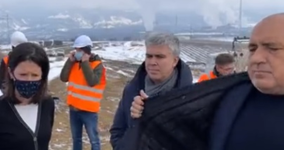 Борисов с нова мъжкарска проява: Даде палтото си на преводачката
