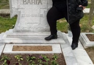 Жена стъпка гроба на Баба Ванга И Мрежата изригна срещу нея