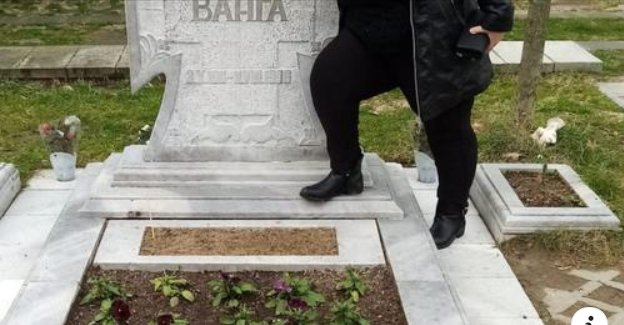 Жена стъпка гроба на Баба Ванга И Мрежата изригна срещу нея