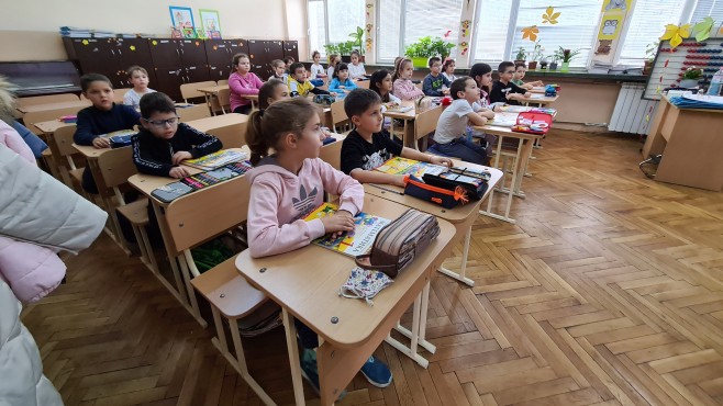 Всеки първокласник или осмокласник получава по 300 лв без значение от доходите