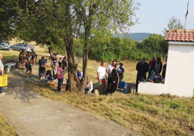 Вярващи от близо и далеч дойдоха да си налеят чудотворна вода от лековитото аязмо в Кесарево