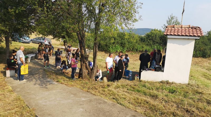 Последни новини Вярващи от близо и далеч дойдоха да си налеят чудотворна вода от лековитото аязмо в Кесарево