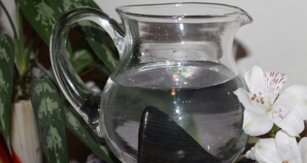 Водата, която лекува, съживява и подмладява, но отникъде не може да се купи – ето как да си я приготвите сами