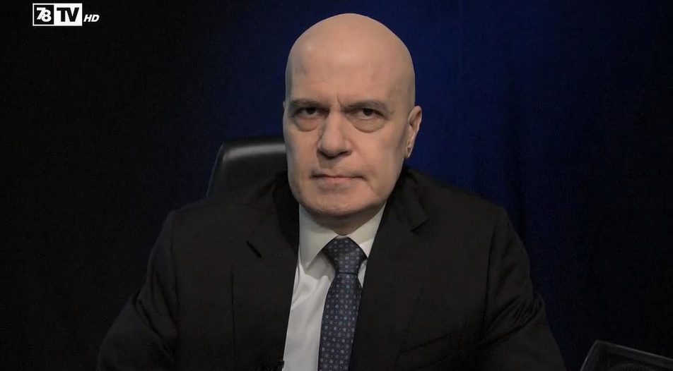 Последни новини Слави: Оттеглям кандидатурата на Николай Василев за премиер