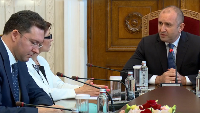 Атанасова към Радев: Тези партии се родиха под вашия юмрук