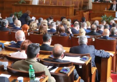 Депутатите ще гласуват дали да си намалят заплатите тройно