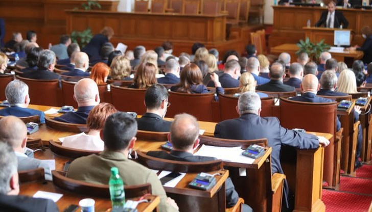 Последни новини Депутатите ще гласуват дали да си намалят заплатите тройно