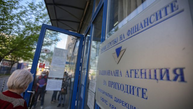 НАП търси данъци от 7000 души, търгували онлайн