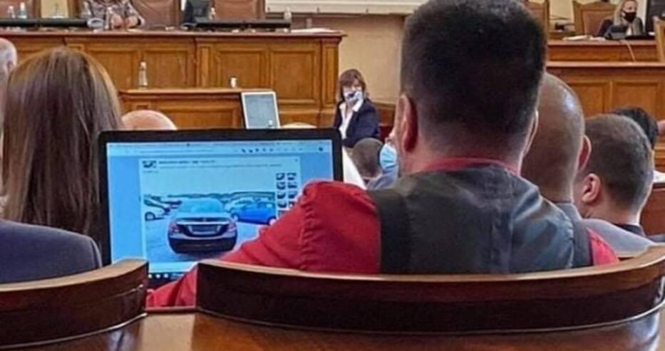 Депутат на Слави си разглежда обяви за Мерцедеси в парламента