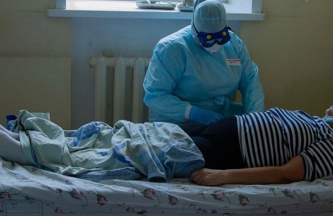 Последни новини Първа по смъртност в света: Румъния с препълнени ковид отделения превозва пациенти към Германия