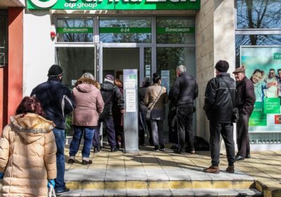 Краят на безплатното теглене идва: Банкоматът ще щипка и от пенсията