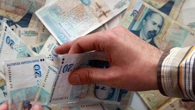 С колко ще се вдигне минималната заплата през 2022 г.