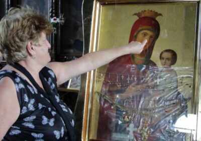 Клисарка видя сълза в очите на Богородица Скоропослушница