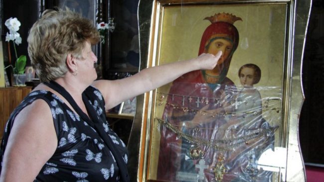 Клисарка видя сълза в очите на Богородица Скоропослушница