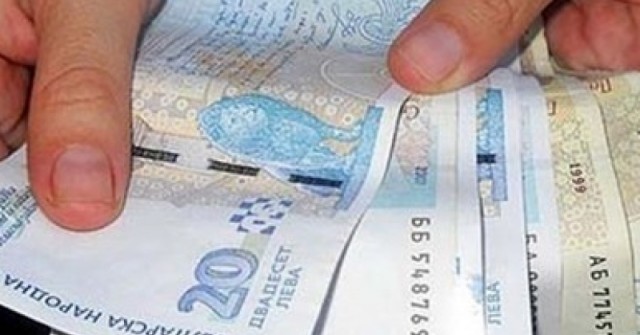 Увеличават минималната работна заплата