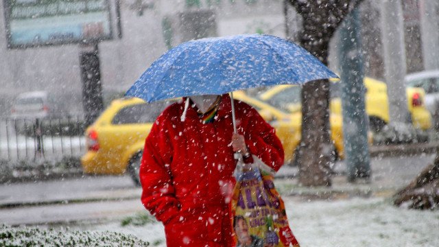 Очаква ли се сняг по празниците и кога застудява? Говори климатологът Симеон Матев