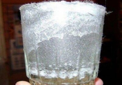 Поставих чаша с вода и сол в хола, за да проверя дали имам лоша енергия у дома