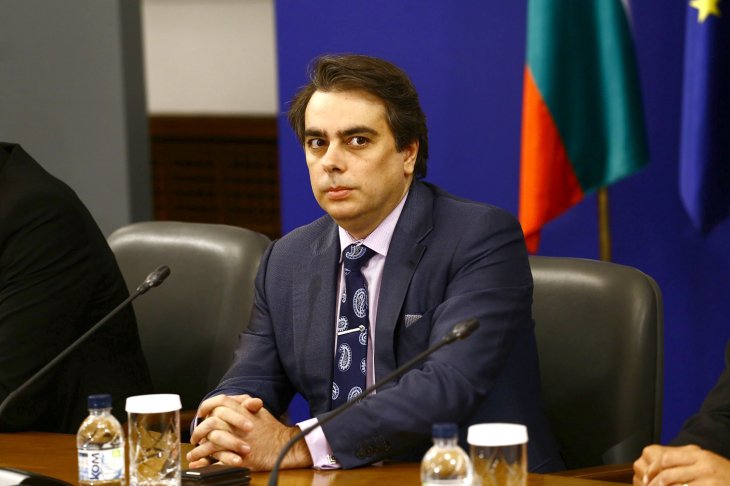 Преговори: Асен Василев поиска край на социалните помощи за тези хора