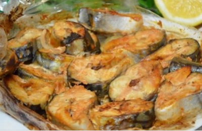 Вече пека скумрията само така: става хрупкава и крехка отвътре и най-важното – не мирише!