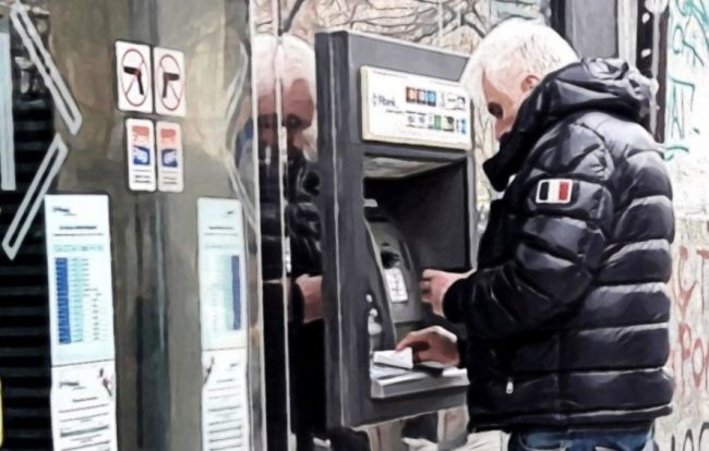 Всички банки в България повишиха повечето си такси: защо го направиха и какво печелят