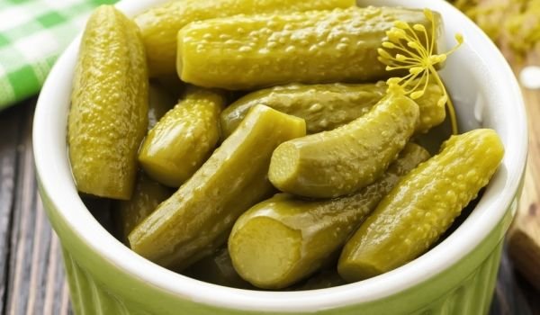 Не изхвърляте в мивката сокa от киселите краставички, защото е страшно полезен за тези 5 неща
