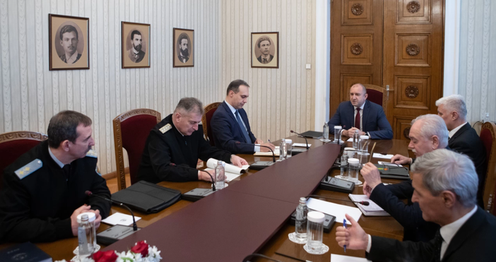 Румен Радев събра спешно началниците на отбраната