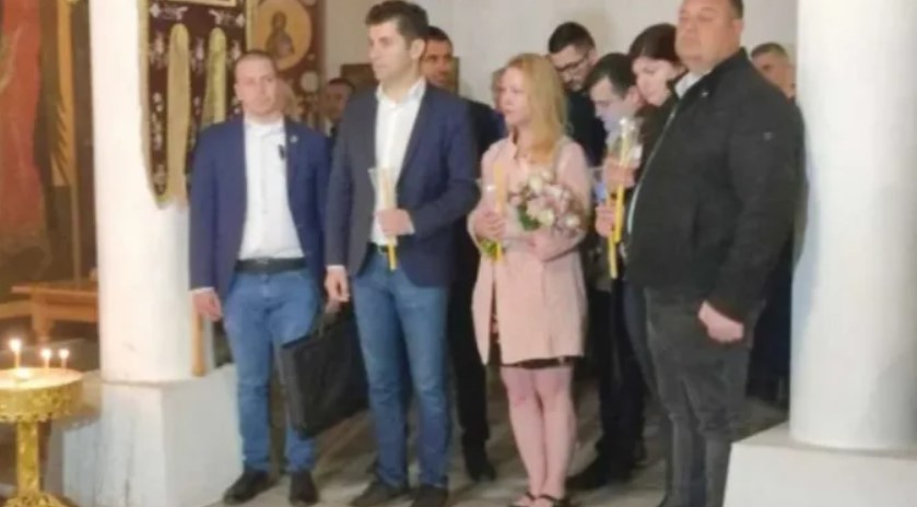Последни новини Кирил Петков и жена му се изложиха в храма навръх Великден! Такъв срам Православна България не е брала скоро време