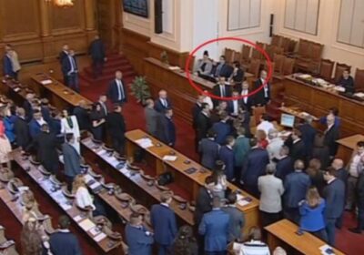 Тотално мазало в парламента! Депутатите скочиха и стана хаос. Истиснко меле