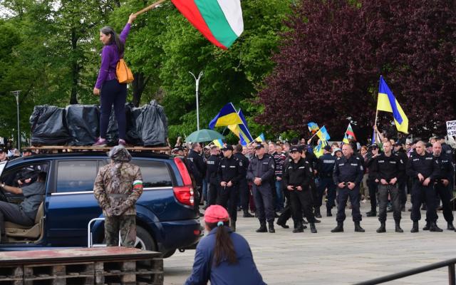 Последни новини Ескалация! В центъра на София стана страшно. Безредици и бой блокираха столицата навръх Гергьовден
