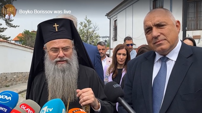 Последни новини Пловдивският митрополит Николай благославя Борисов: Направихте толкова, колкото никой друг