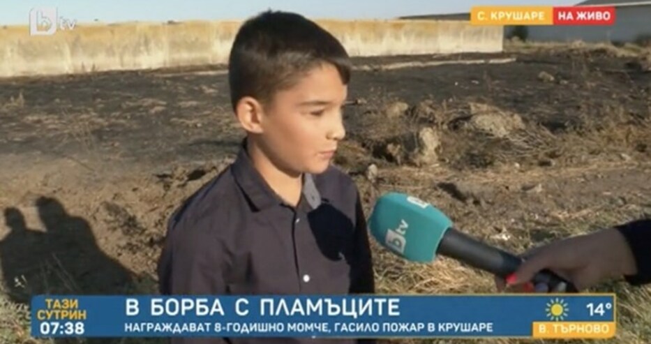 8-годищният Константин се бори рамо до рамо с огнеборците с огнената стихия в Крушаре