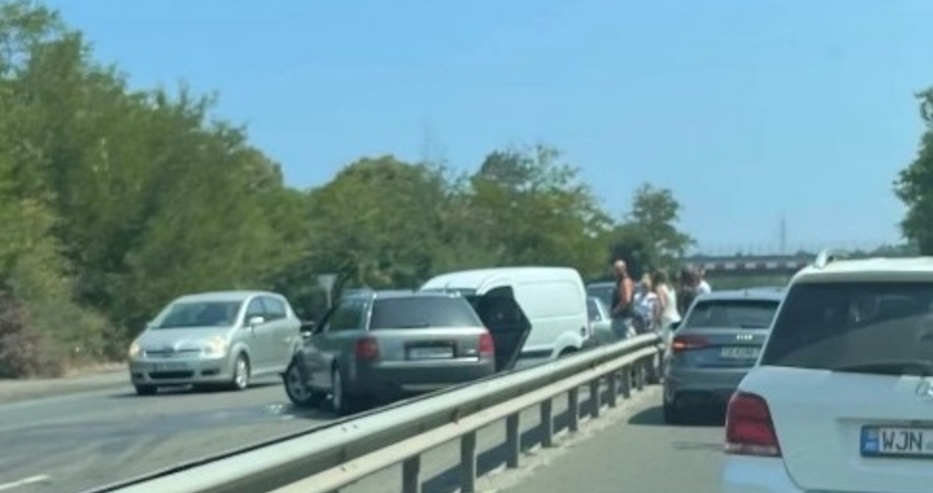 Последни новини Бясна гонка с полицията в насрещото на пътя Созопол - Бургас, много катастрофи