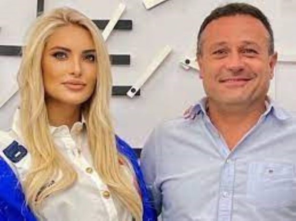 Последни новини Щом е за пари, самоунижението няма дъно! Анита към Рачков: Върни се, ще ти родя дете! (ВИЖ ТУК)