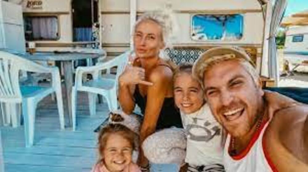 Срамота! Маги Халваджиян отгледа един лигльо. Бебо е на 32 г., а нищо не става от него