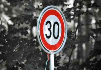 Обмислят ограничение на скоростта в градовете до 30 км/ч