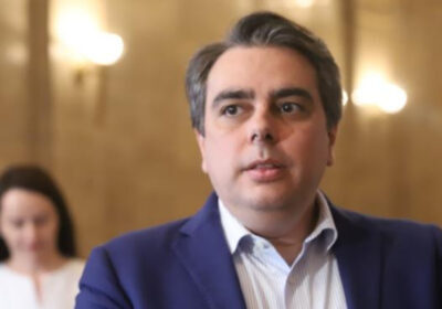 Асен Василев засечен на сладка раздумка с трима мистериозни мъже в столичен ресторант -