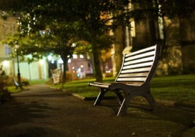 Нощ, парк. Видях детска количка, в нея плачеше бебе, а на пейката спеше младо момиче… -