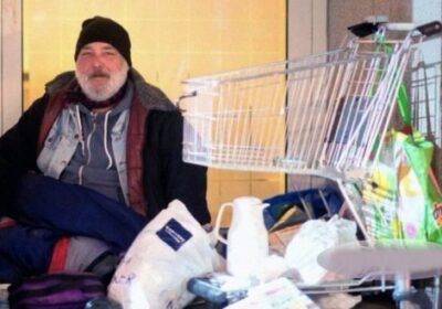 Богат възрастен мъж се облича като бездомник и отива в собствения си магазин, за да избере своя наследник