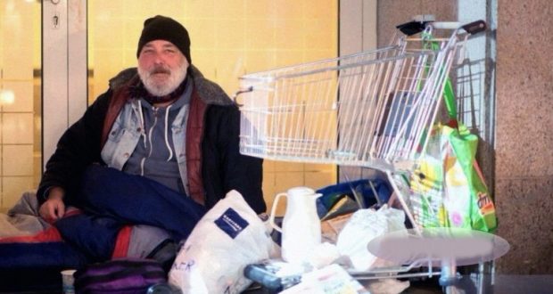 Богат възрастен мъж се облича като бездомник и отива в собствения си магазин, за да избере своя наследник