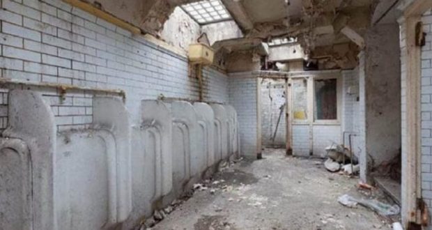 Жената, която живее в обществена тоалетна. Вижте СНИМКИ от дома ѝ -