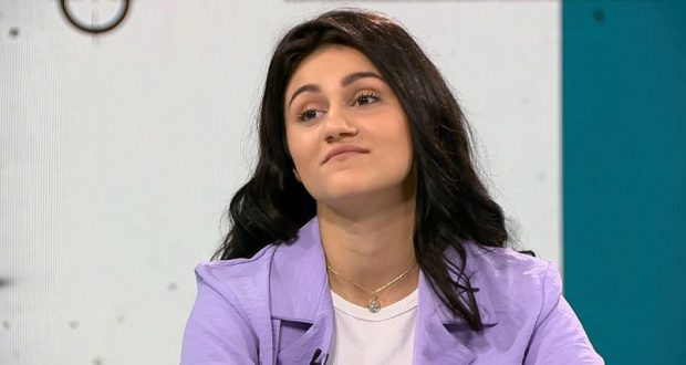 Нарязаната с макетно ножче Дебора показа белезите по краката си с къса поличка-Записа първа песен-Снимка