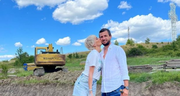 Мис България 2010 Ромина Андонова, която е новата водеща на „Съдебен спор“, се надява да посрещне следващата Коледа в новата си къща в Нови хан. „Строи се все още, това е болна тема за мен и съпруга ми. От толкова много ангажименти, все не ми остава време да отида да видя докъде са стигнали. Но пък Дарко в това отношение действа активно. Ходи, наблюдава майсторите, но е много трудно в днешно време да се занимаваш с ремонтни дейности. На когото и да го кажа, знае за какво става въпрос и влиза в положение. Защото да намериш читава бригада, която да е експедитивна и да действа бързо във времето, е сложно и почти невъзможно. Но нещата бавно и славно се движат“, раз казва пред „Галерия“ фут болната съпруга. Къщата ще залага повече на семейния уют и функционалността, отколкото на всякакви екстри от типа на басейн и спа. „Ще има по-голям двор, в който момчетата да играят футбол. От басейна се отказахме, първо, че е неоправдана инвестиция, второ, че така или иначе имаме ваканционна вила, която е на морето и ако искаме басейн, винаги можем да отидем там. Искахме да има по-голяма площ, на която децата да играят. Мислим да си направим фитнес на открито, просто да има място, на което да си изразходват енергията“, споделя още красавицата и уточнява, че така мечтаната къща не е планирана като някакъв свръхмодерен проект. Ромина Тасевска посреща следващата Коледа в палат край София