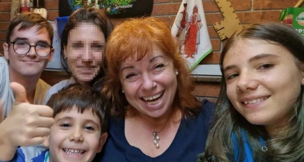 Потресаващо! Изтормозена майка отглежда 3 болни деца в мухлясал апартамент