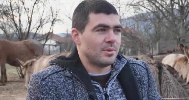 Последни новини Поклон! Земеделец отделя от зъболекарската си заплата, за да отглежда магарета