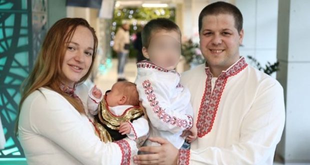 Изписаха бебе от болницата, облечено в 120-годишна носия
