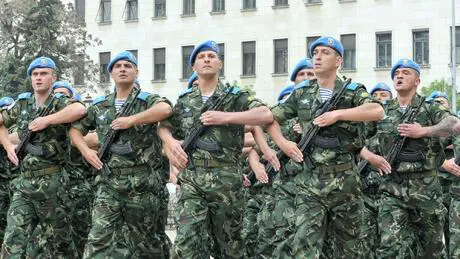 Връщат казармата?