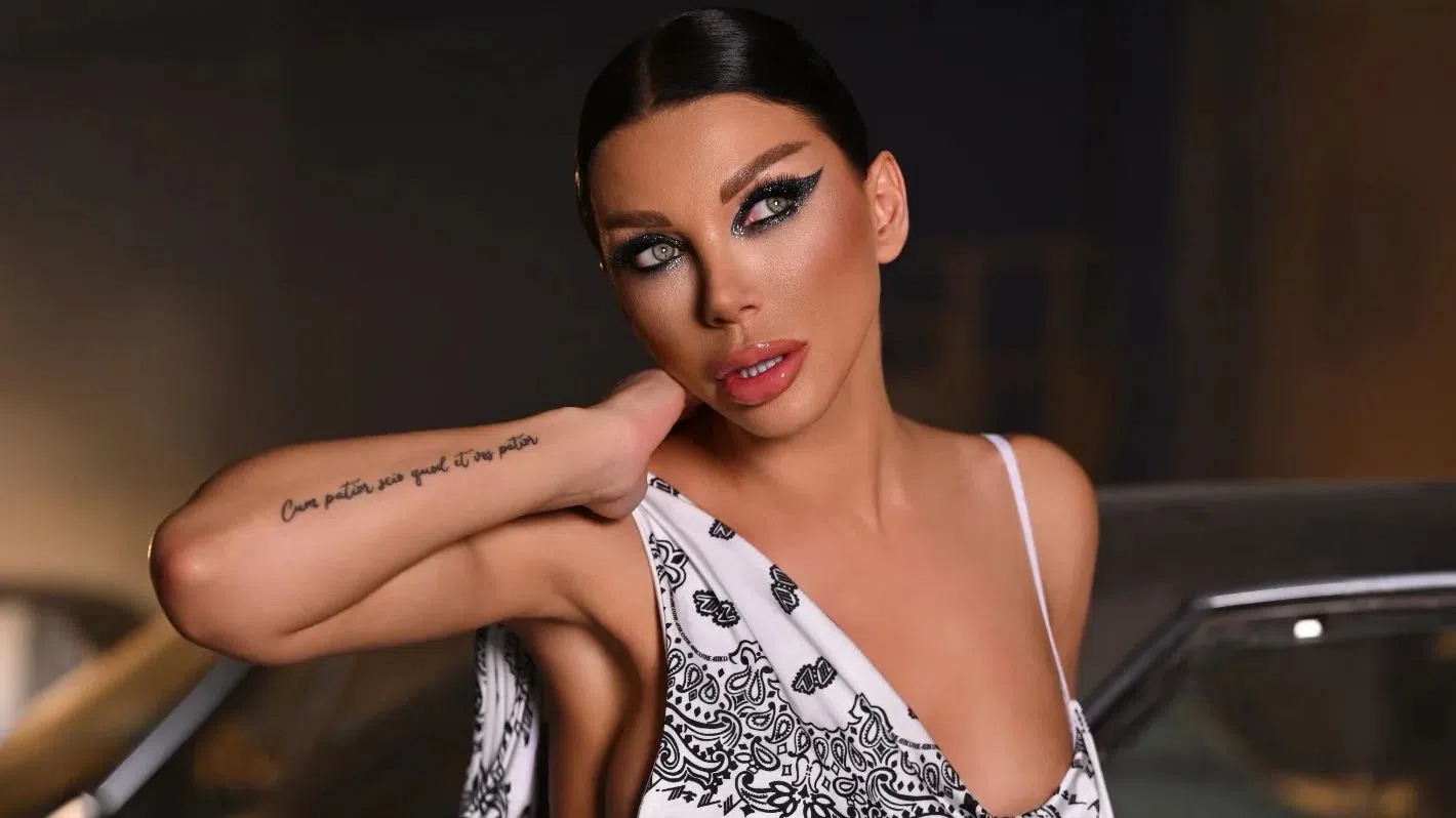 Емануела изтри татуировката на Елвиса