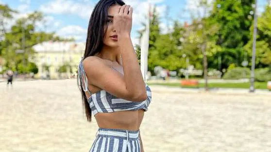 Последни новини Гаджето на Юксел показа плосък, не бременен корем