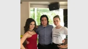 Ивка Бейбе изуми мрежата с архивна снимка от абитуриентския си бал. Фотосът предизвика истинска вълна от изненадани реакции – някои дори не успяха да я разпознаят. На кадъра, качен в социалните ѝ мрежи, Ивка позира до още двама души, облечена в елегантна червена рокля. Впечатление прави напълно естественото ѝ излъчване – без силикон, без коригиран нос и с естествени устни. Единствено ниският ѝ ръст и тъмната коса подсказват коя е тя на снимката. Как е изглеждала Ивка Бейбе преди корекциите? (СНИМКА) - 2 „Шок! Никога не бих познала, че това е тя“, гласи един от многото коментари под публикацията. Тунингованият вид на устатата брюнетка открай време предизвиква дискусии и дори подигравки, насочени към несъразмерно поставените ѝ силикони импланти в гърдите. На Ивка обаче всичко това ѝ дойде в повече и преди дни тя показа, че е в клиника в Турция, където се е подложила на нова операция за коригиране на имплантите. Предстои водещата на подкаст да покаже крайния резултат от намесата. Поставете оценка: 