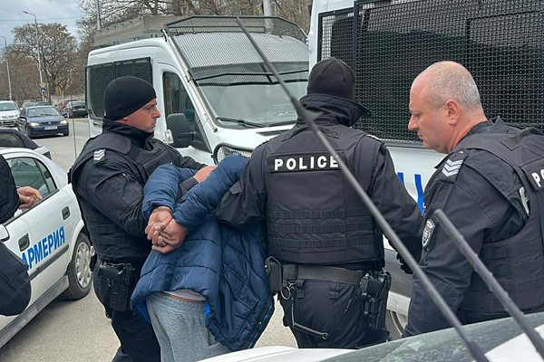 Мощна акция в Пловдив: Десетки арестувани, МВР влезе в голям търговски център